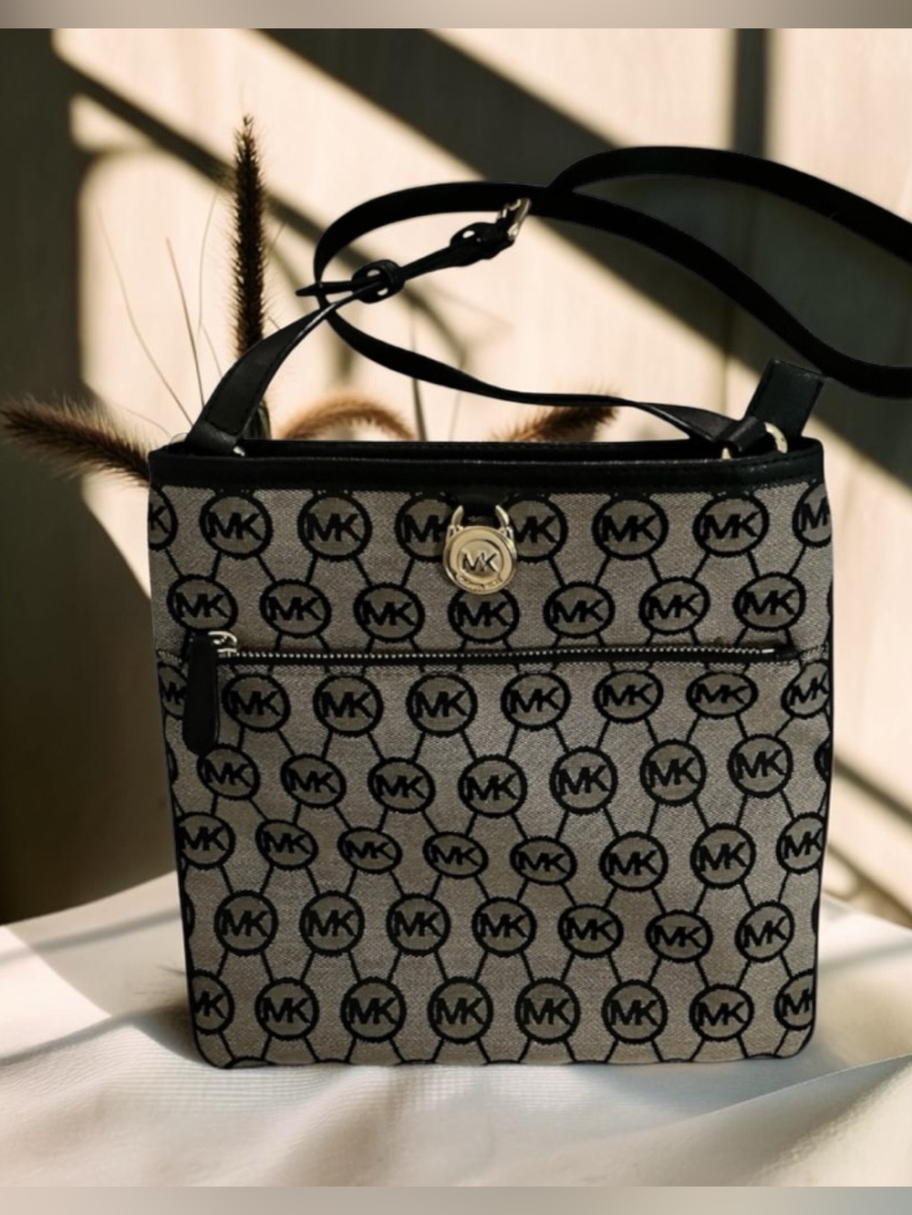 USED ONCE! LIKE BRAND NEW! MICHAEL KORS KEMPTON SIGNATURE LARGE CROSSBODY BAG
